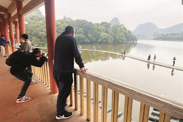 网传游客游览拦水坝被桥上摄影师驱离